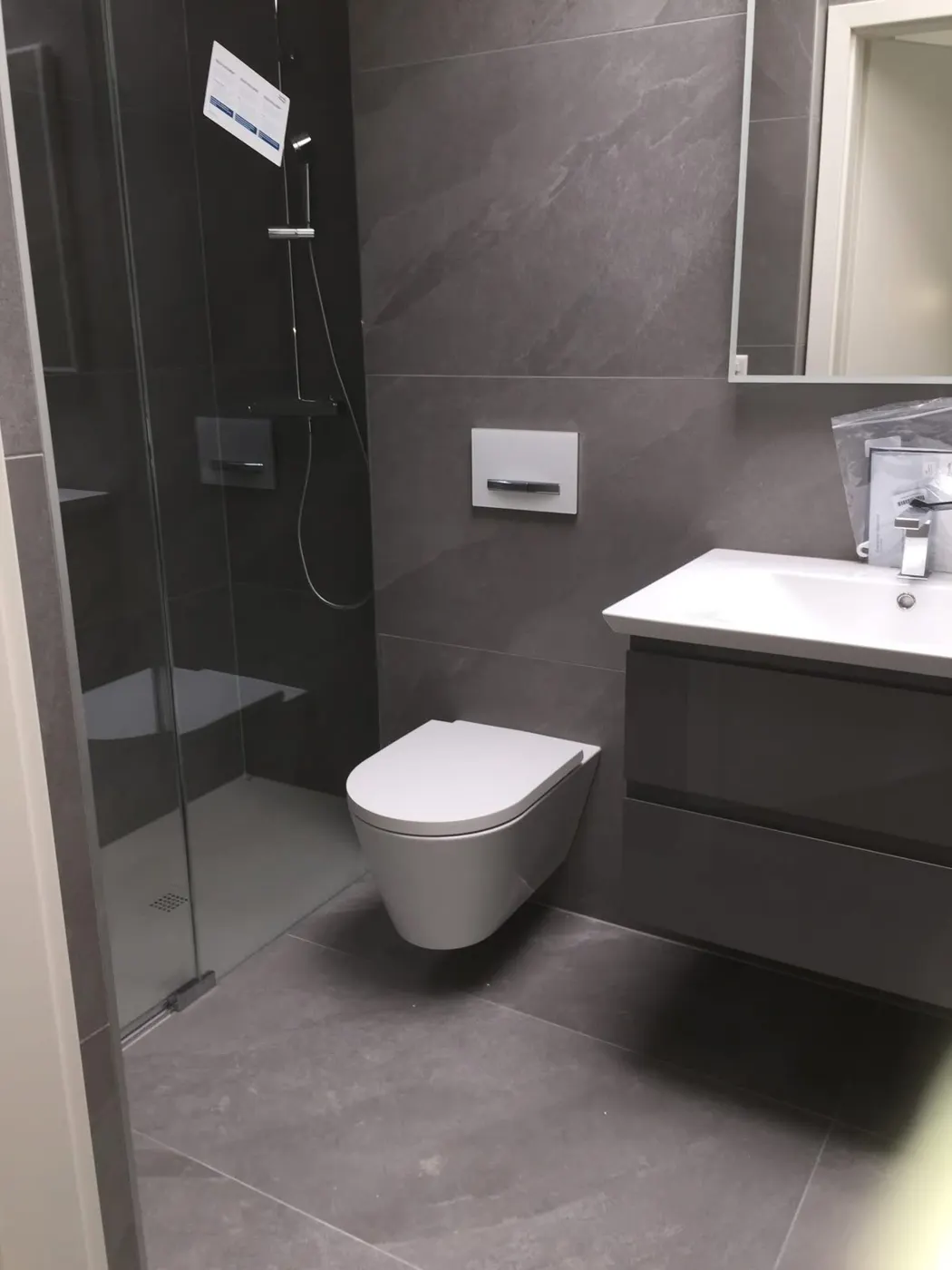 Salle de bain en carrelage gris grand format